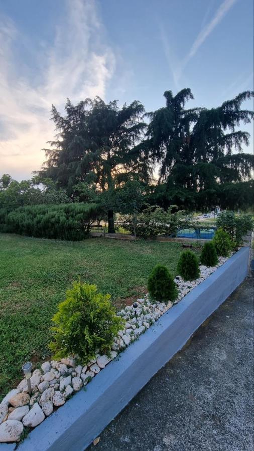 Guest House Jasmin โรวีน ภายนอก รูปภาพ
