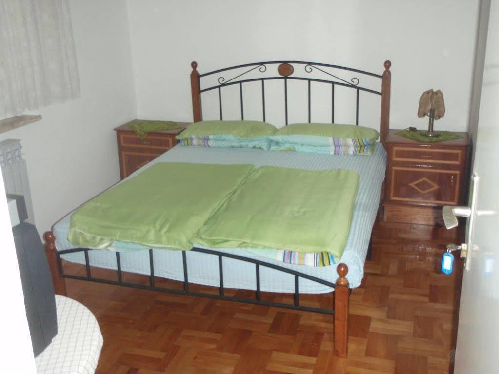 Guest House Jasmin โรวีน ภายนอก รูปภาพ