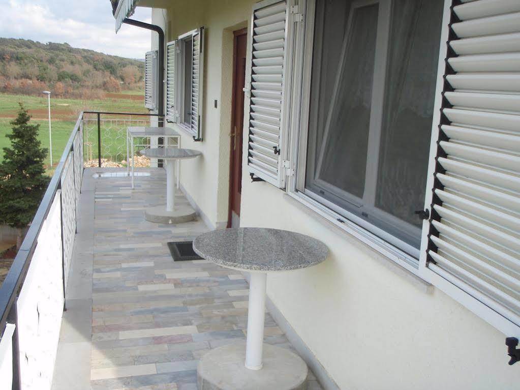 Guest House Jasmin โรวีน ภายนอก รูปภาพ